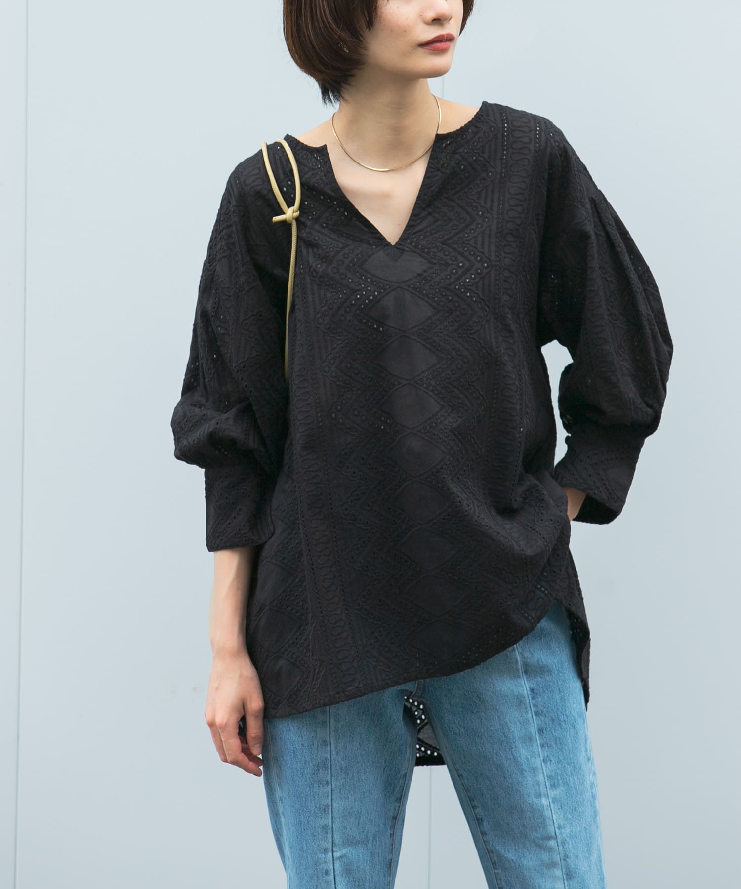 エンブロイダリーキーネックブラウス[KW25-23J370]｜URBAN