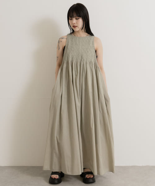 FANAKA　Smocked dress