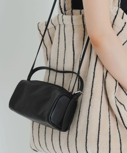 LEATHER SQUARE SHOULDER