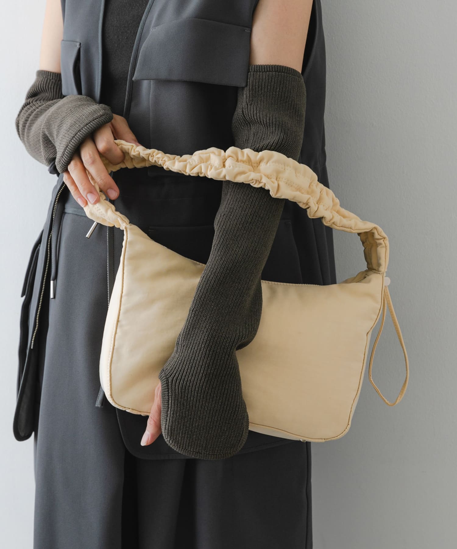 Tote bag with sales gathered side detail
