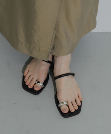 フラットリングサンダル