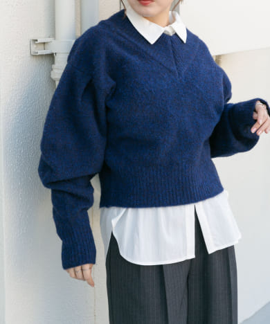 Vネックフォルムニット