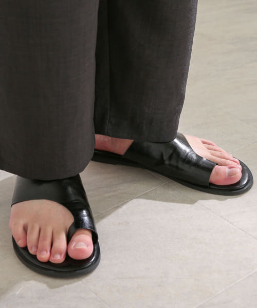 フェイクレザーアシメトングサンダル