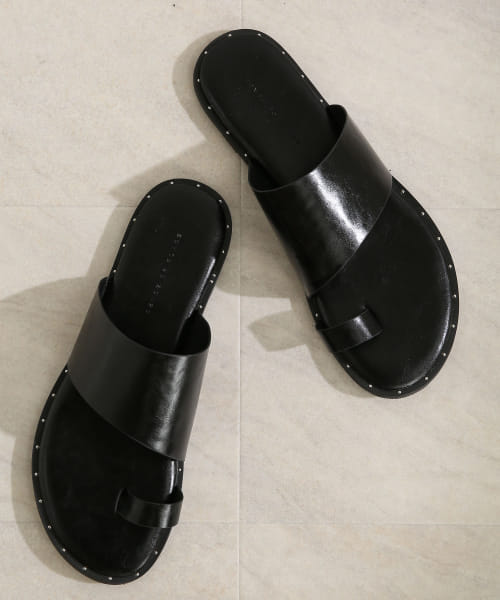 フェイクレザースタッズトングサンダル