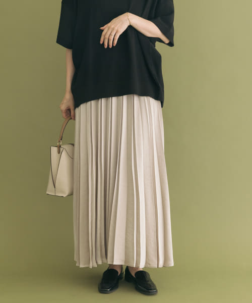 サテンプリーツスカート