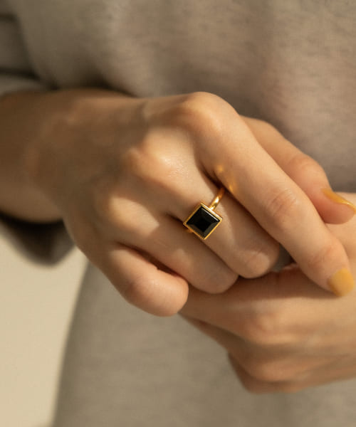 SMELLY so’　square stone ring