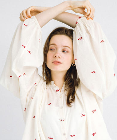 Love embroideryブラウス