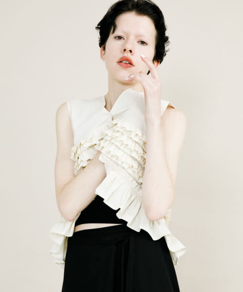 frill no sleeve blouse