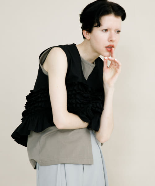 frill no sleeve blouse