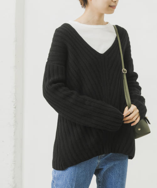 bolsista　V-NECK KNIT