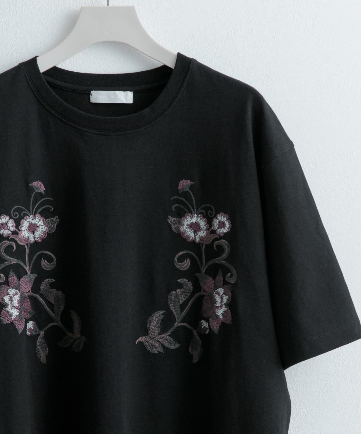 ボタニカルシシュウクルーネックTシャツ(5分袖)[AA45-11S126