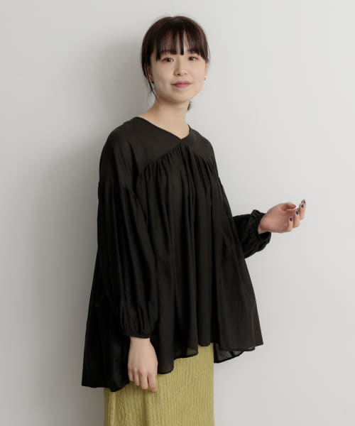 Audrey and John Wad　VN Gather TuckS PO Blouse