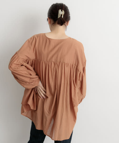Audrey and John Wad　VN Gather TuckS PO Blouse