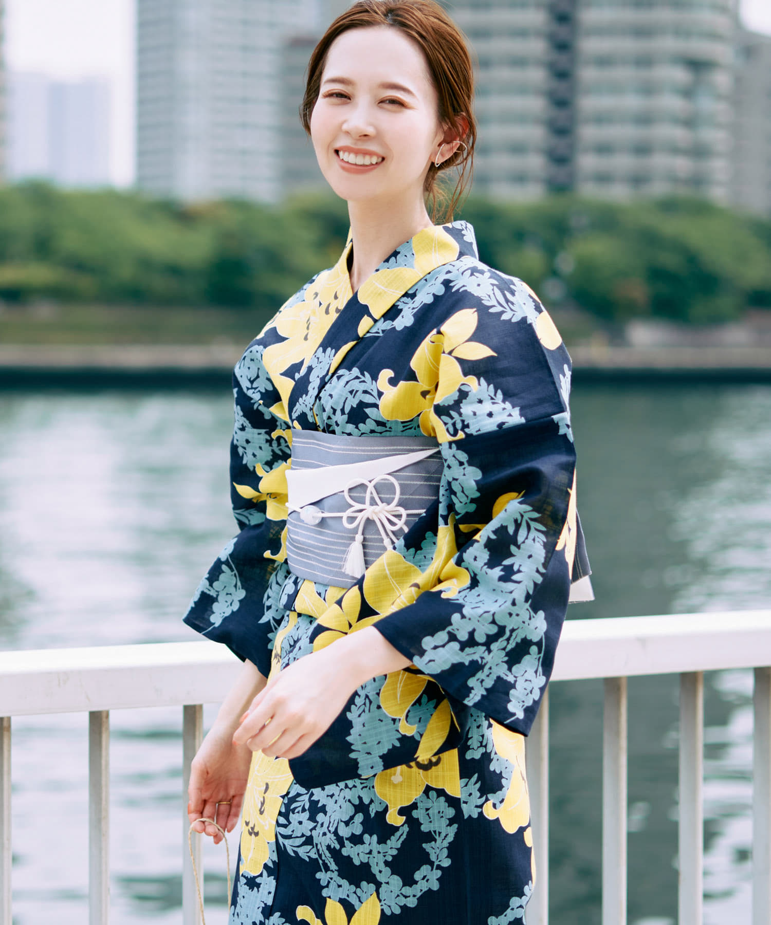 完成品 紺色 謙っ 浴衣 百合柄総柄 着物・浴衣