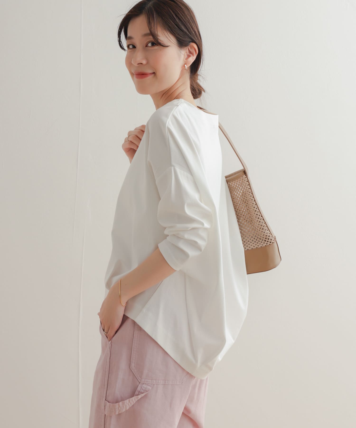 肩の部分にタックがあり。後ろにファスナーあり｜レディース