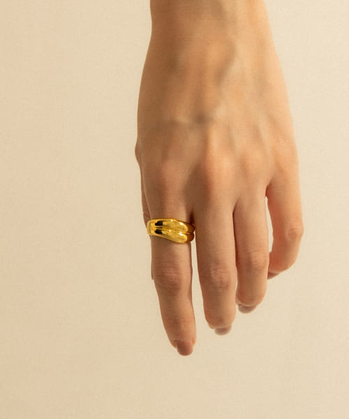 SMELLY so’　wavy nuance ring