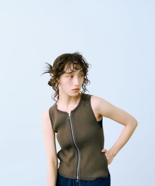 cwtch　SLEEVE LESS ZIPTOPS
