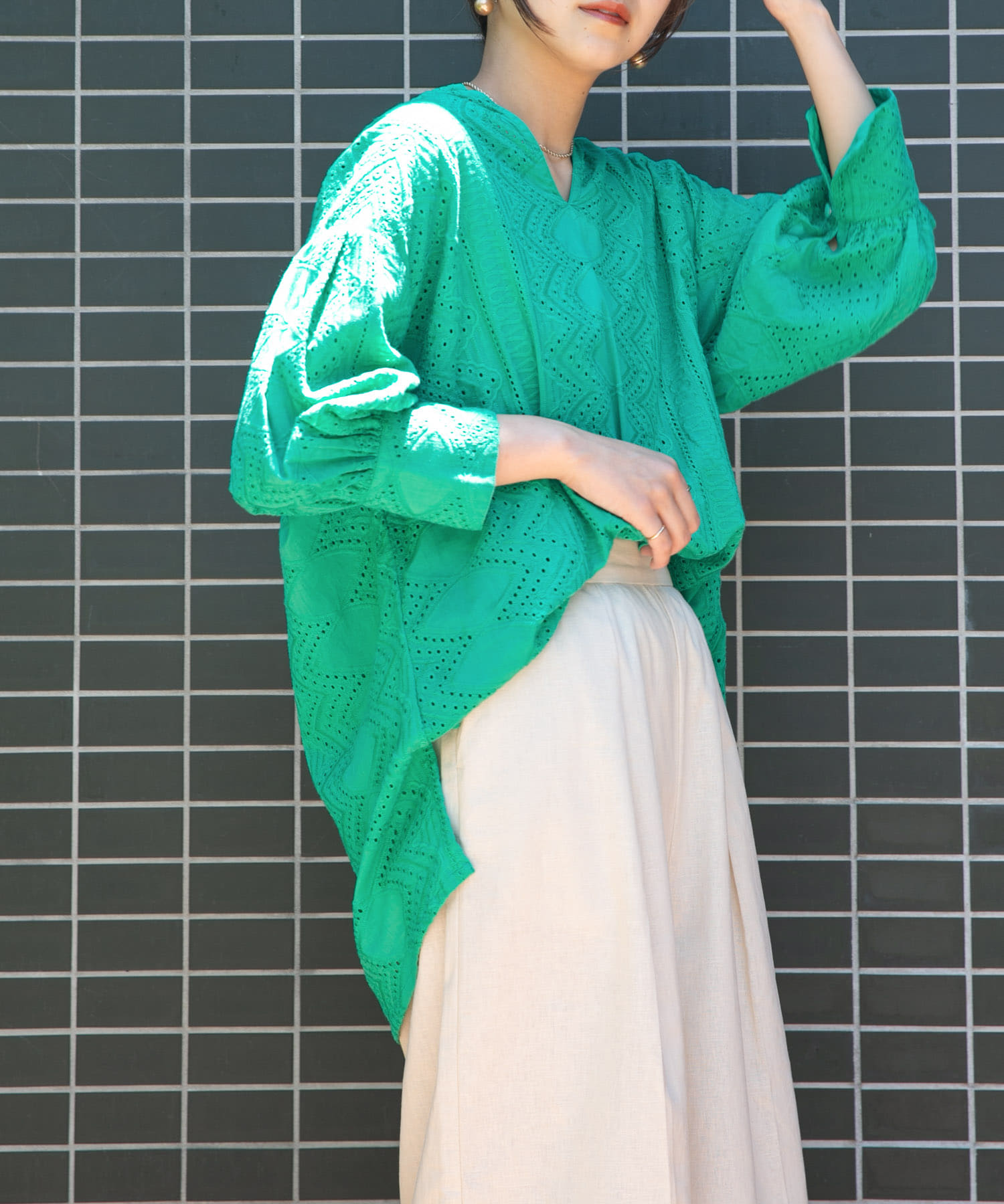 エンブロイダリーキーネックブラウス[KW25-23J370]｜URBAN
