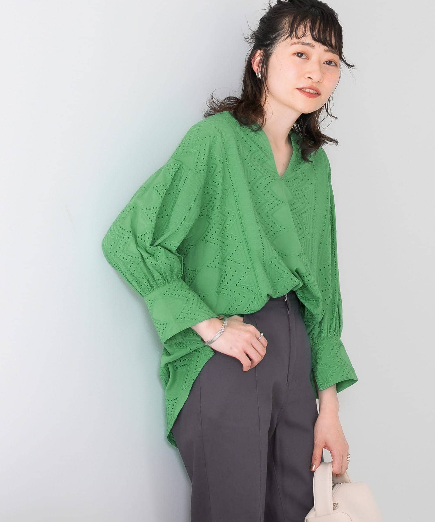 エンブロイダリーキーネックブラウス[KW25-23J370]｜URBAN
