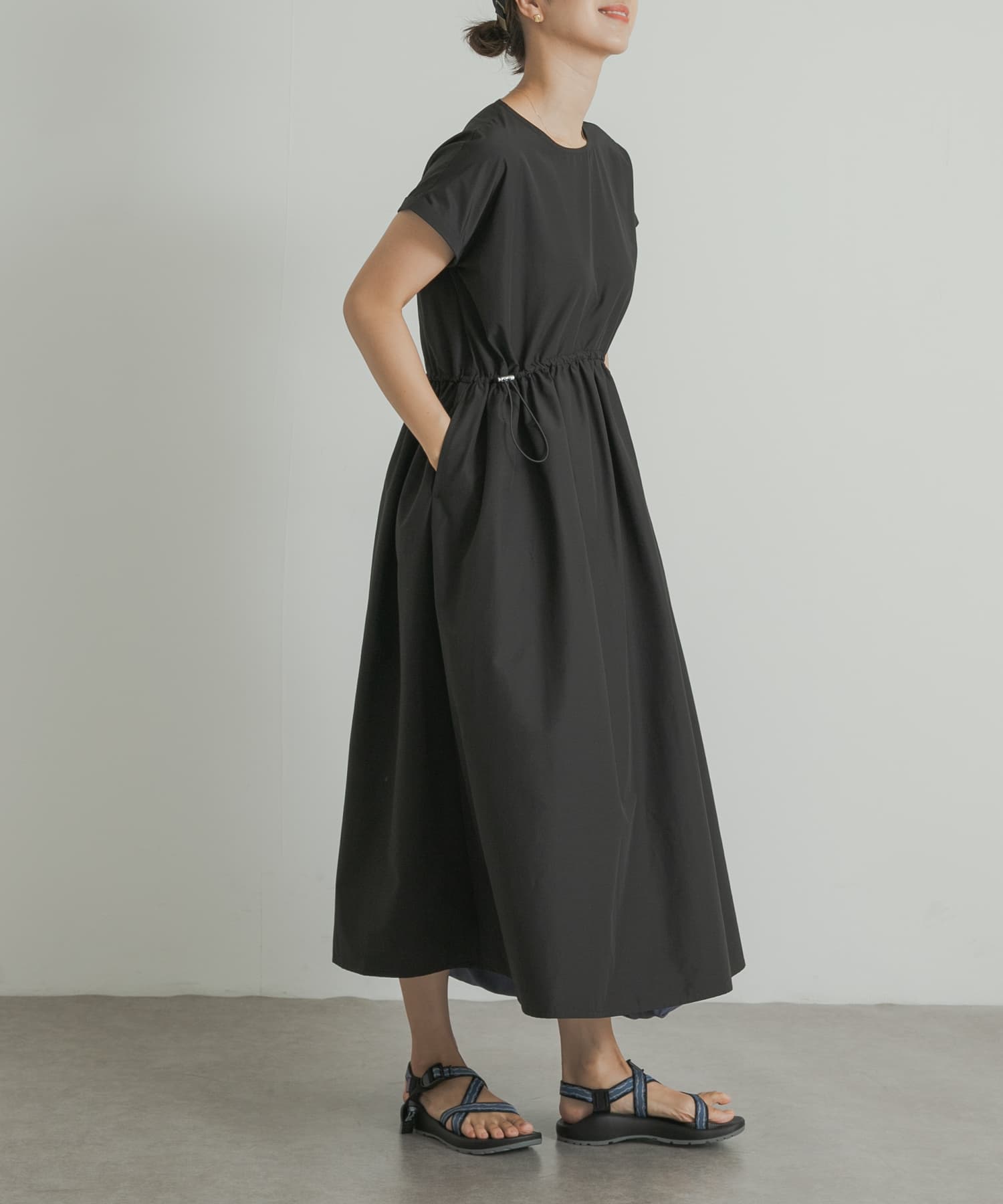 URBAN RESEARCH DOORS（アーバンリサーチドアーズ）の「コットンボイルドッキングギャザーワンピース（ワンピース）」 - WEAR