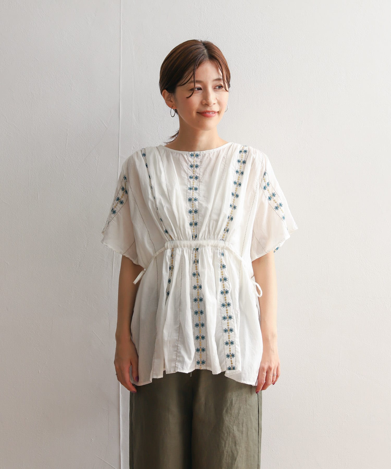 フラワー刺繍ギャザーブラウス[DR25-23U110]｜URBAN RESEARCH公式ファッション通販