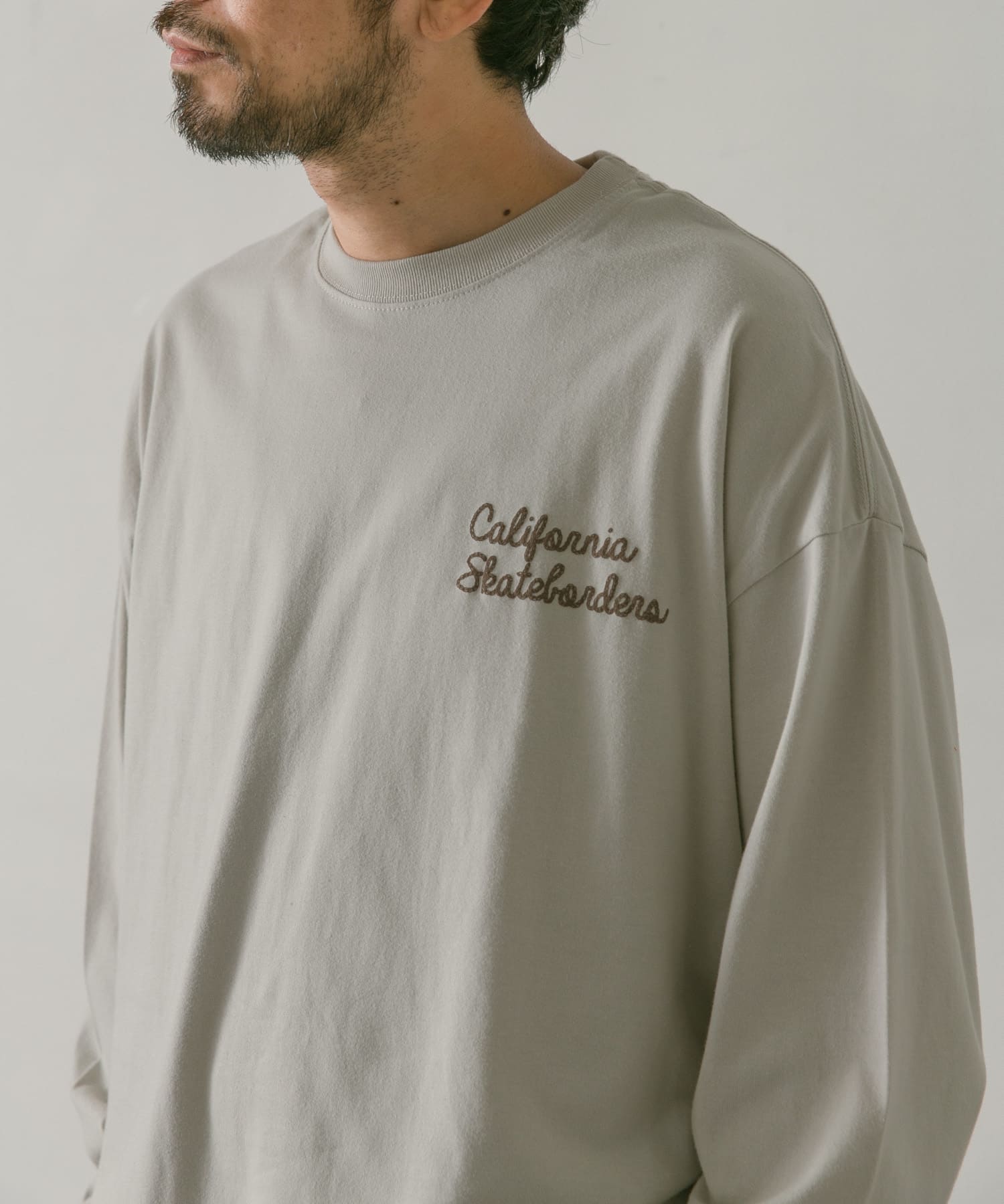 刺繍風プリントロングスリーブTシャツ[DR26-11X612]｜URBAN RESEARCH 