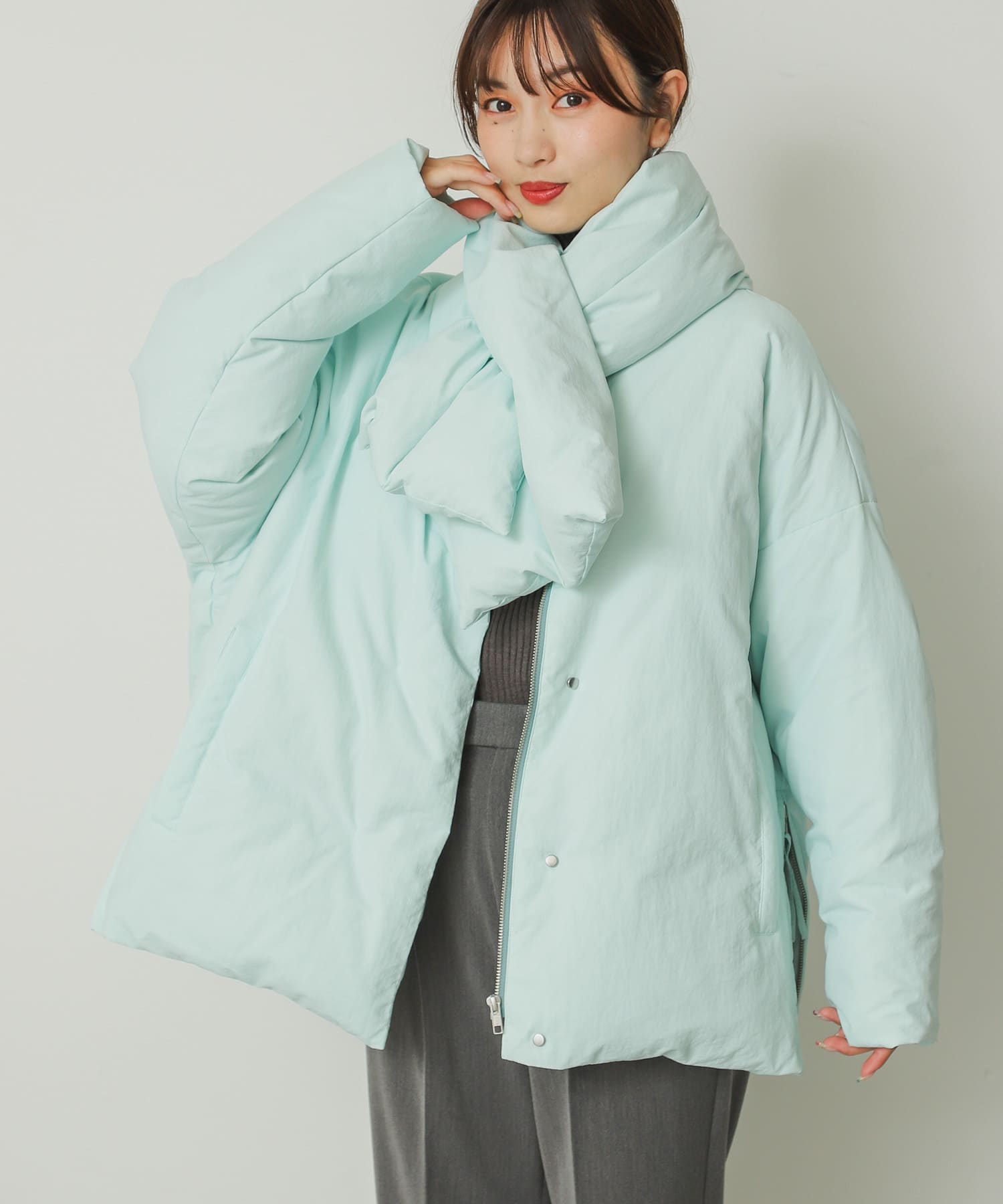 堀田真由さん着用』マフラー付シームレスダウン[AA37-27B101]｜URBAN