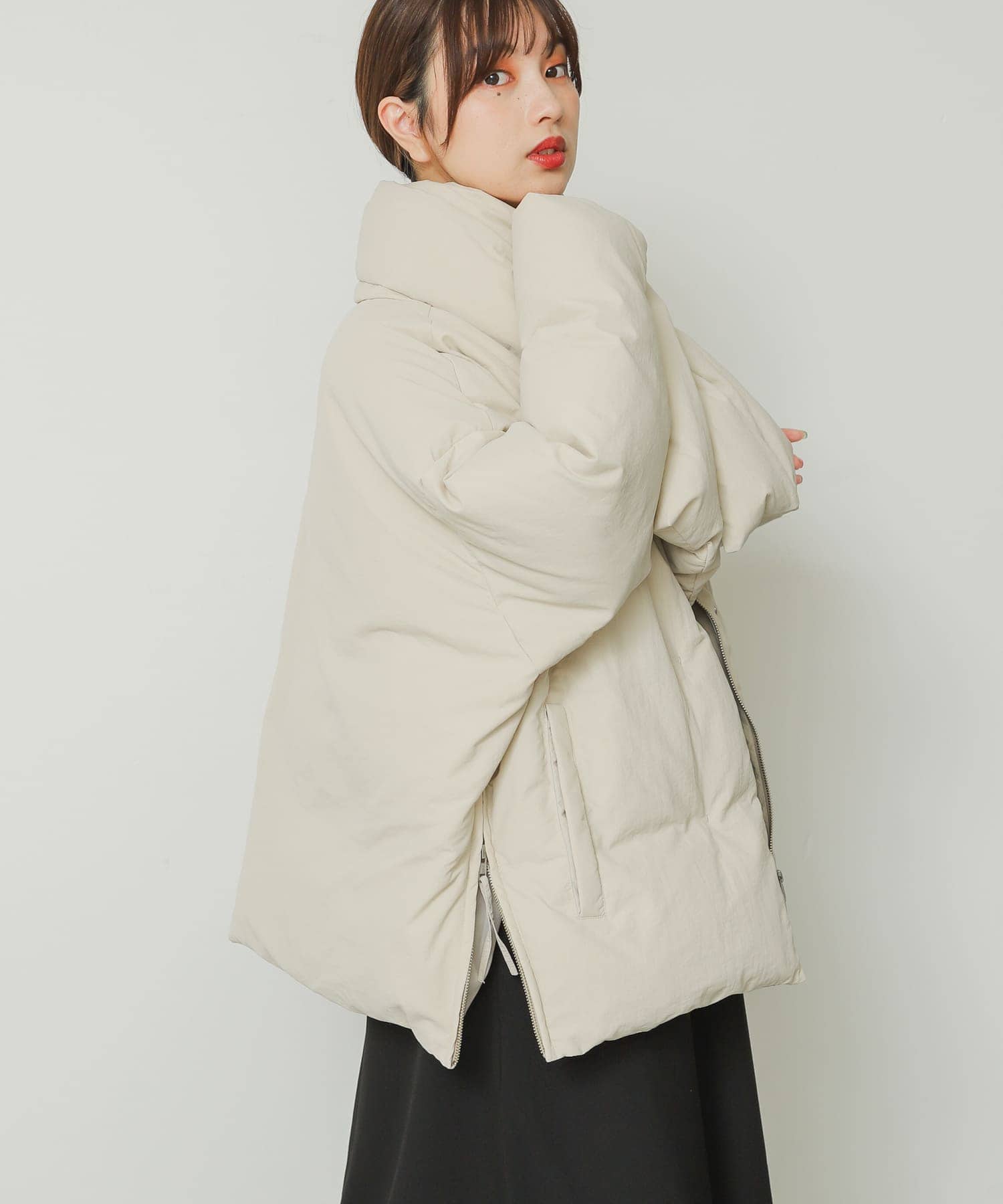 堀田真由さん着用』マフラー付シームレスダウン[AA37-27B101]｜URBAN