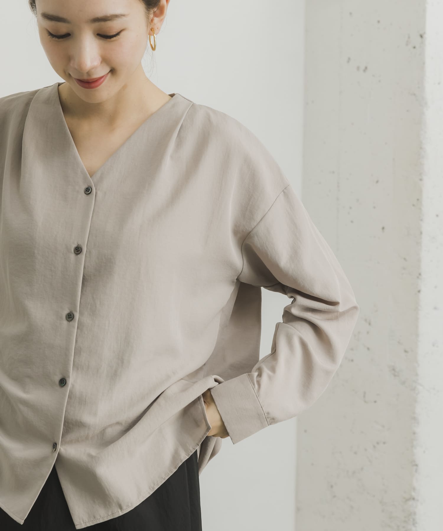 BACKタックエアリーVネックシャツ[UR26-23O004]｜URBAN RESEARCH公式ファッション通販