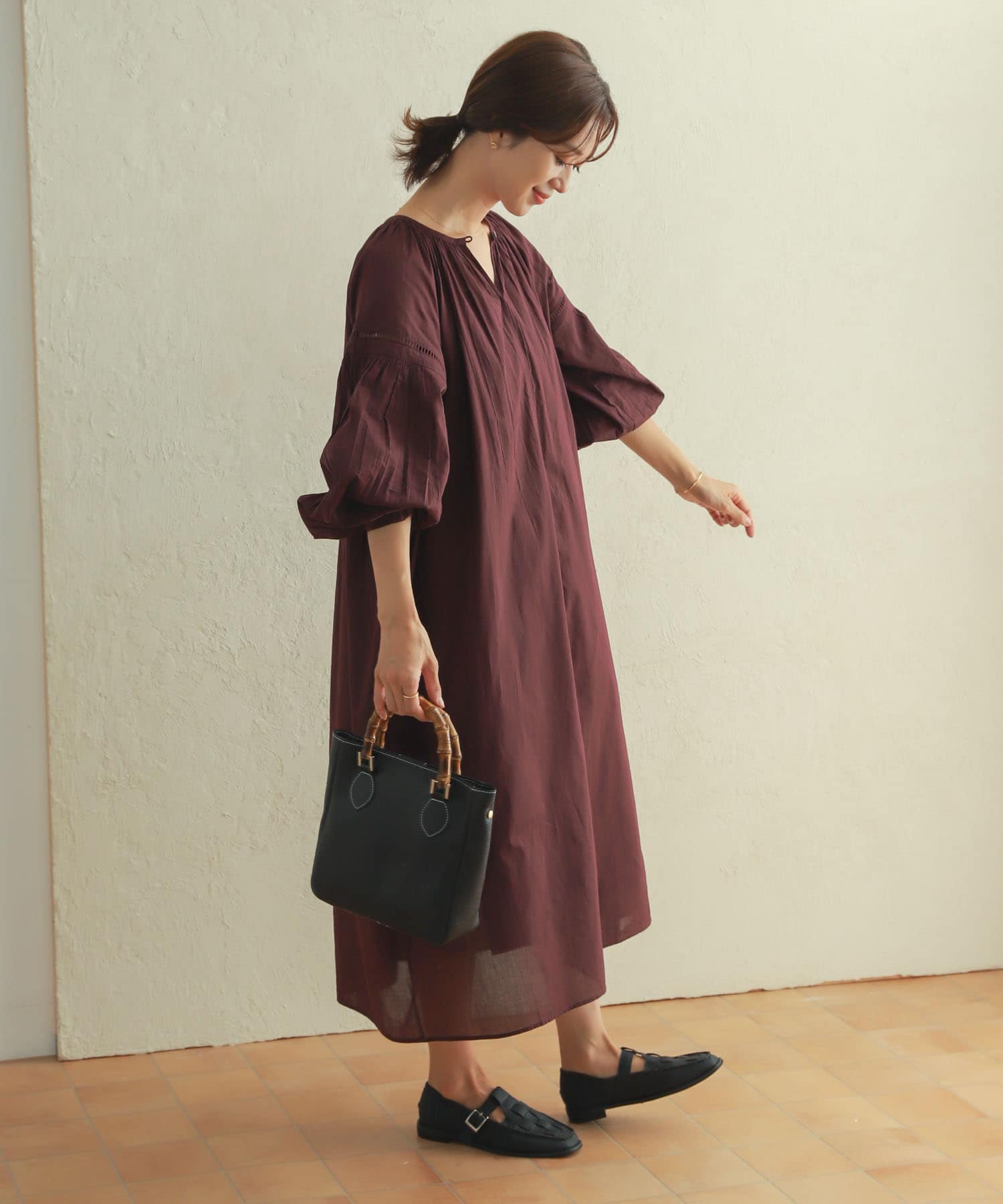 コットンボイルラグランギャザーワンピース[DR35-26T101]｜URBAN 