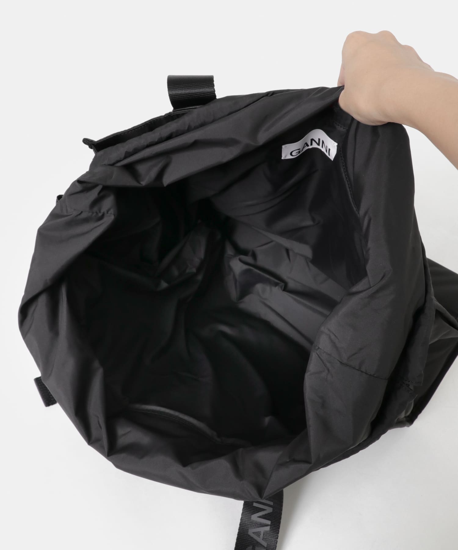 GANNI Recycled tech Medium Tote[A4974-UL37]｜URBAN RESEARCH公式