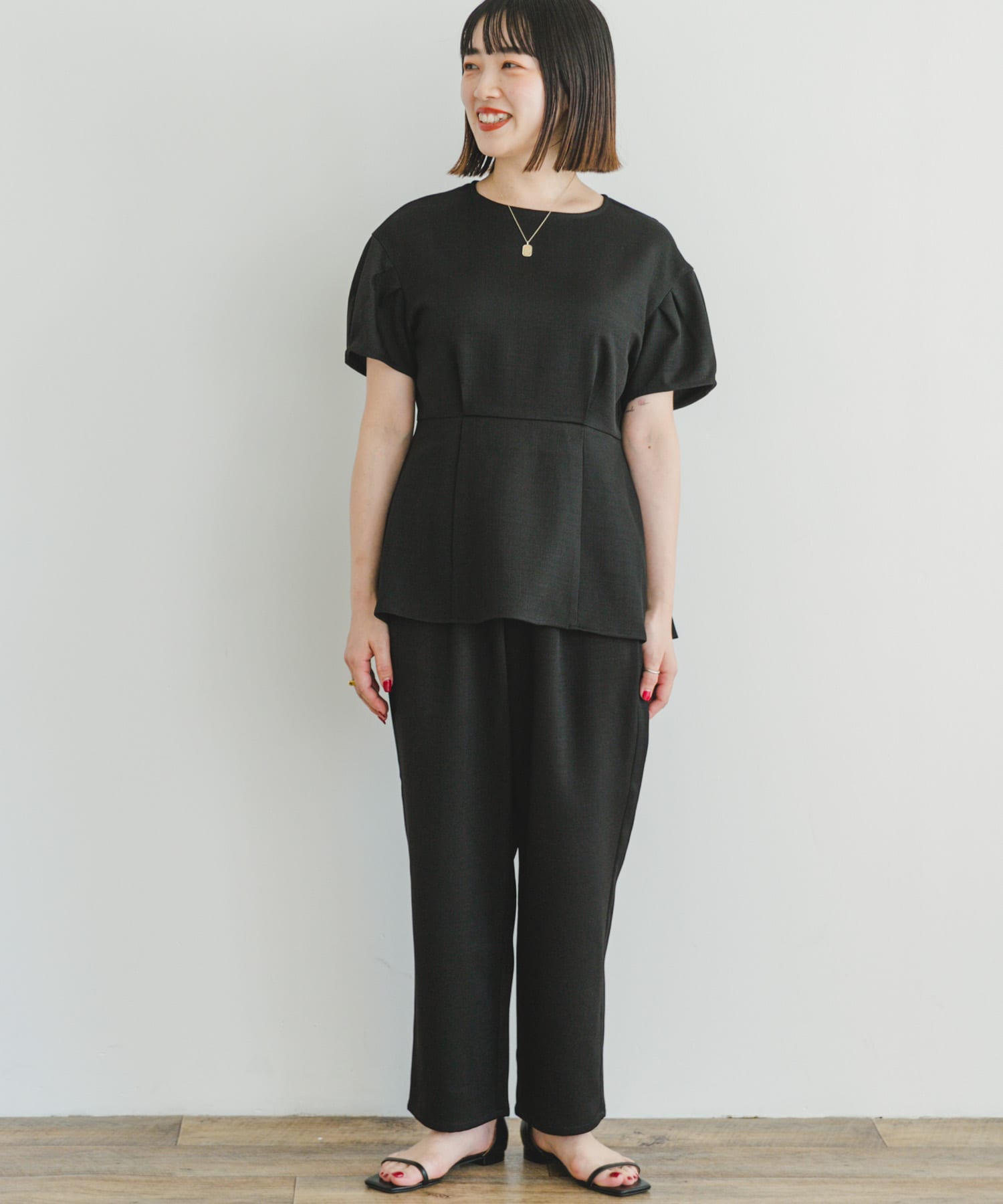 ペプラムトップス×テーパードパンツ[IT45-26A029]｜URBAN