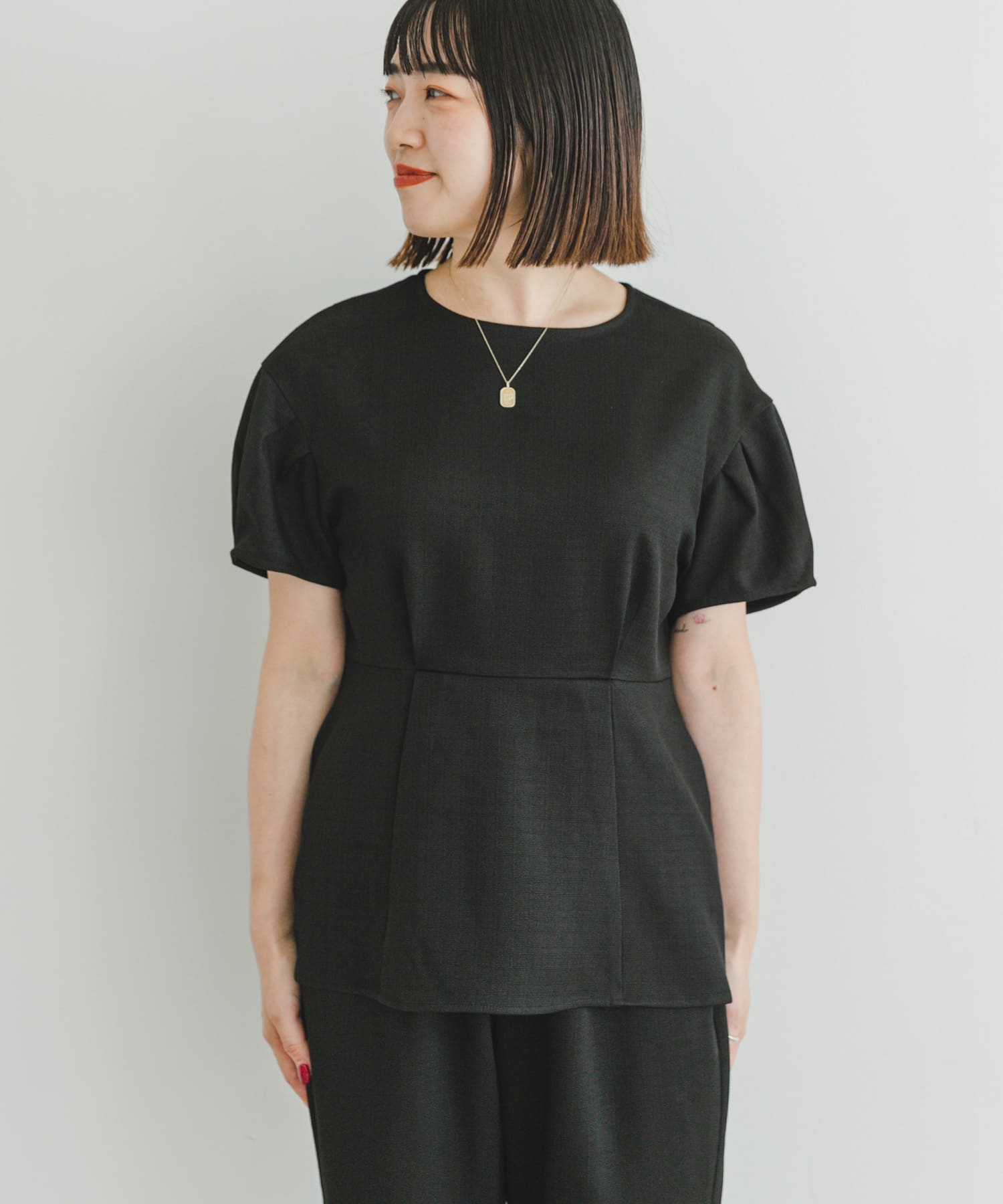 ペプラムトップス×テーパードパンツ[IT45-26A029]｜URBAN