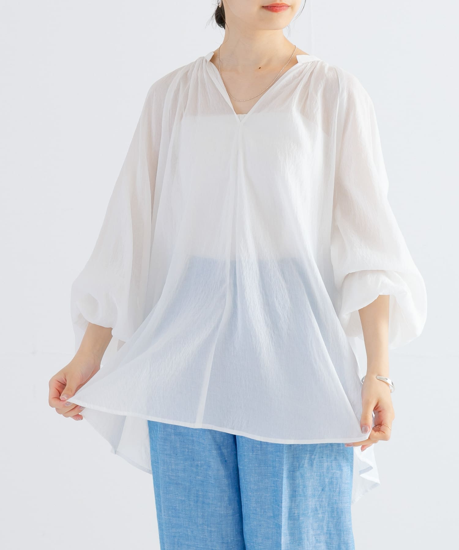 上品コーデはコレで安心！ シアードロストギャザーブラウス[UR45-23F013]｜URBAN RESEARCH トップス