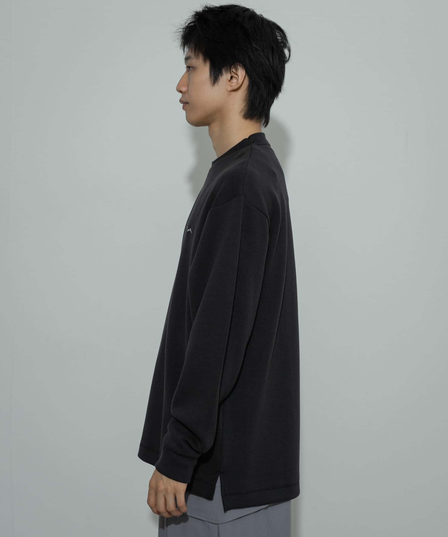 ユニセックス』シシュウダンボールポンチロングスリーブ Tシャツ