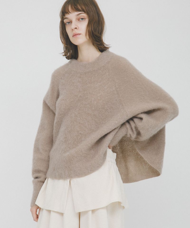 やわらかな風合いとたっぷりフレアが魅せる、新作ニット