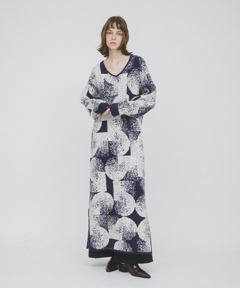 オリジナルのロゴ柄を大胆にあしらった注目のニットドレス