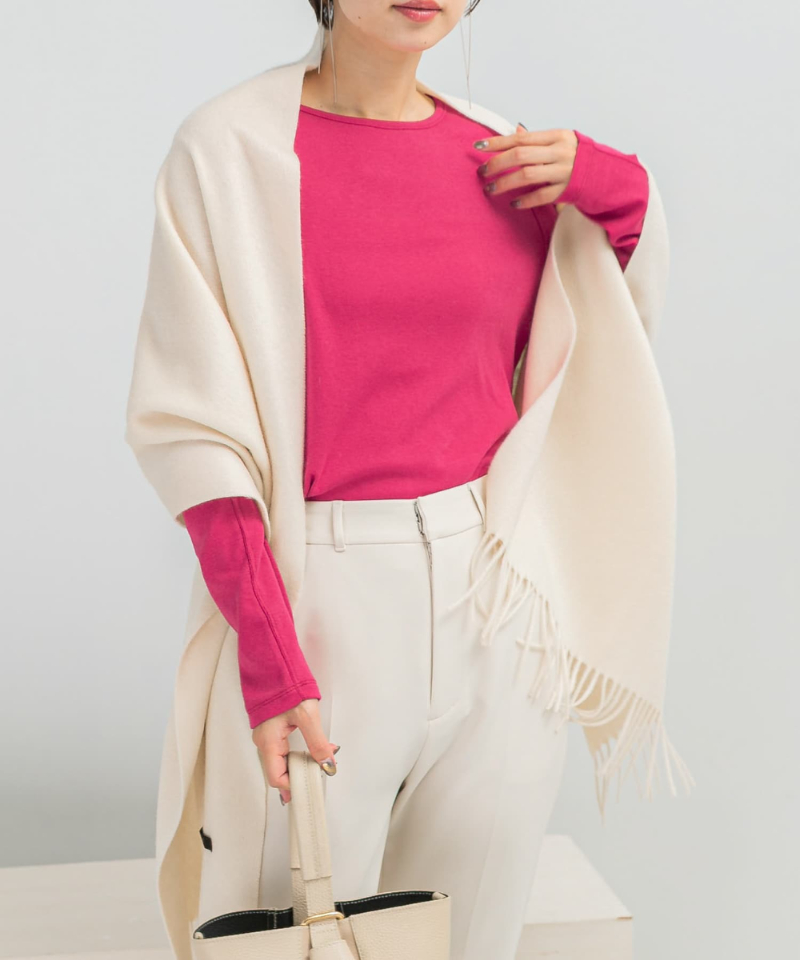 ジャケットやコートの下にも重ねやすい、あったかコンパクトTOPS