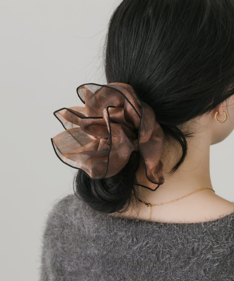 さっと結んで誰でも可愛く。シュシュで簡単ヘアアレンジ