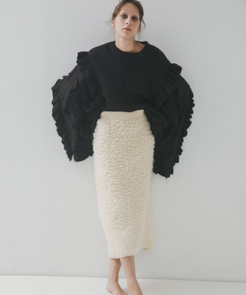 ふんわりループ編みが描く立体感で、冬の装いを優しく包み込むニットスカート