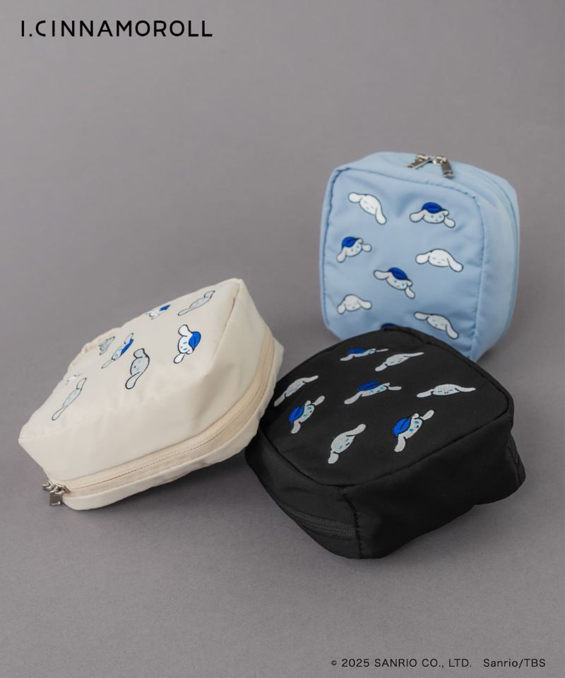 刺繍されたアイシナモロールの総柄がポイントの、スクエアポーチ