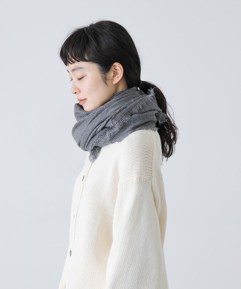 大人のスタイリングに馴染む かぐれのチェック柄ストール