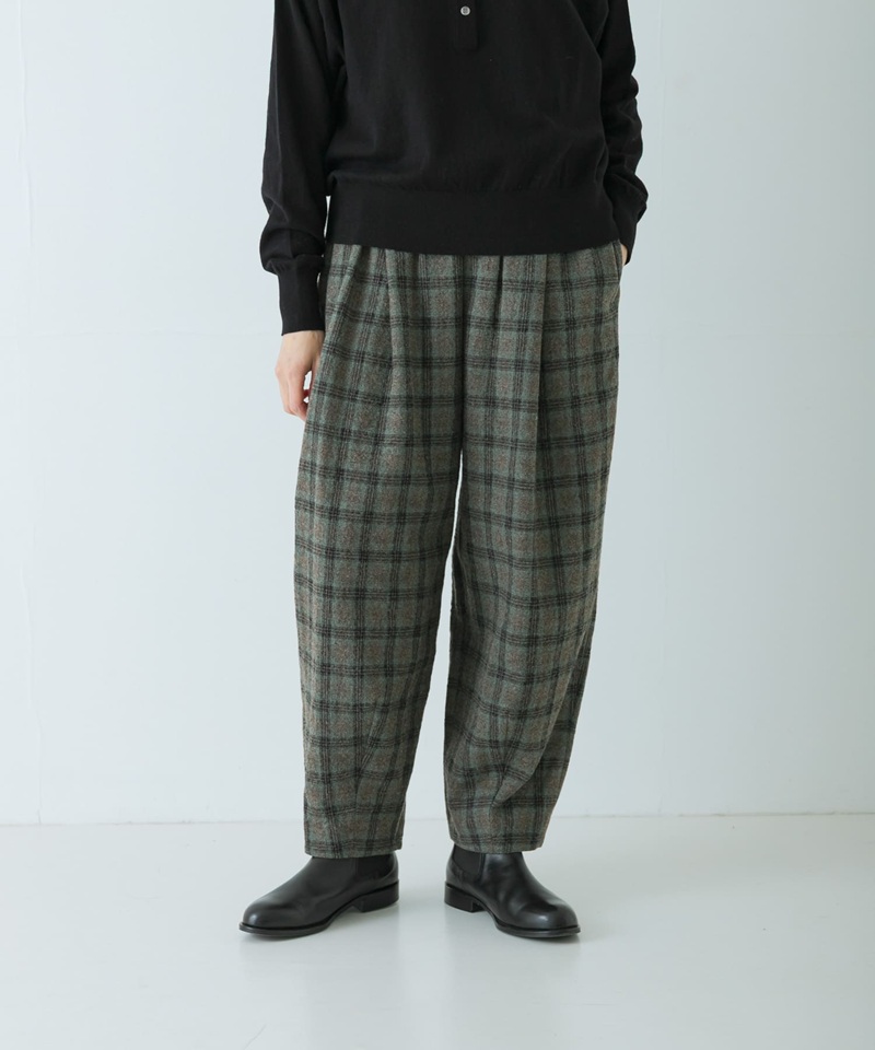 冬コーデと好相性 落ち着いた色味のチェック柄パンツ
