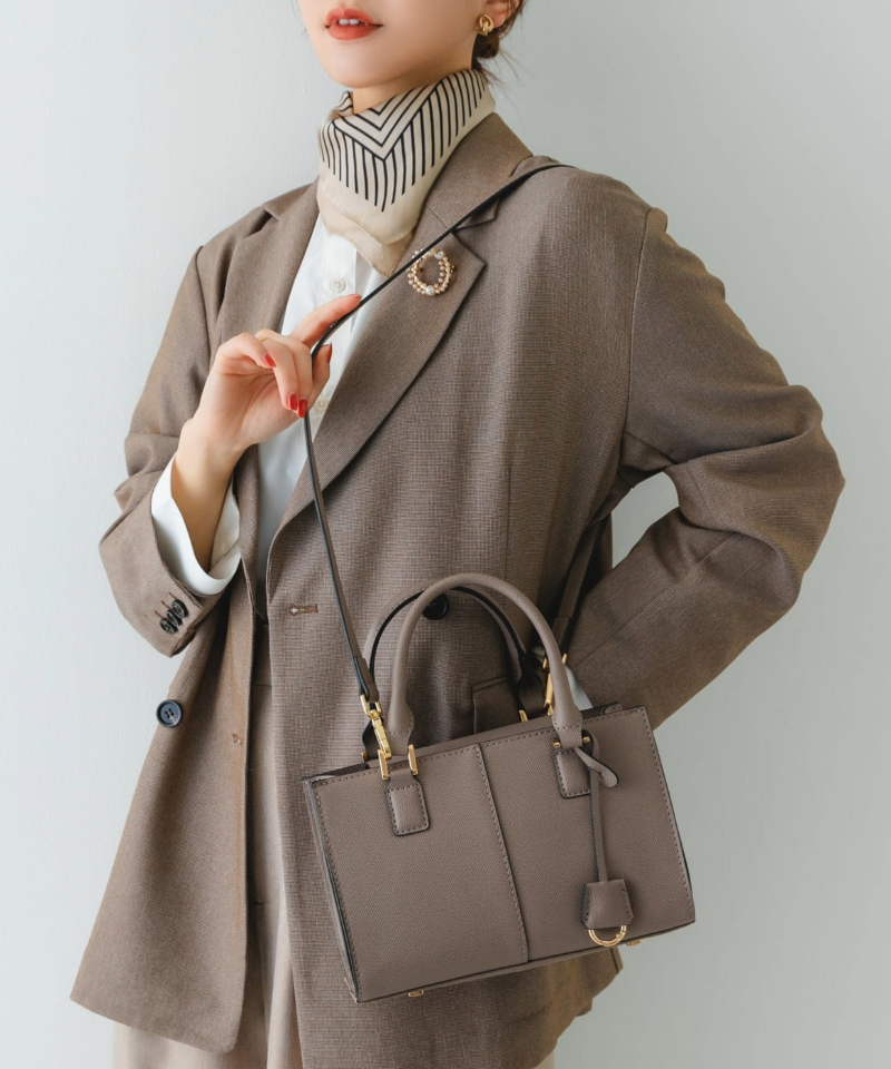 ブローチとサブバッグがセットになった、きちんと見えバッグ