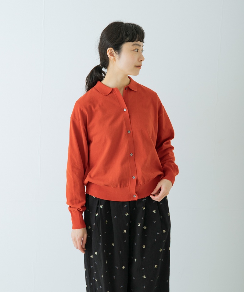 襟付きのデザインがきちんと感を高める ドライタッチのカーディガン