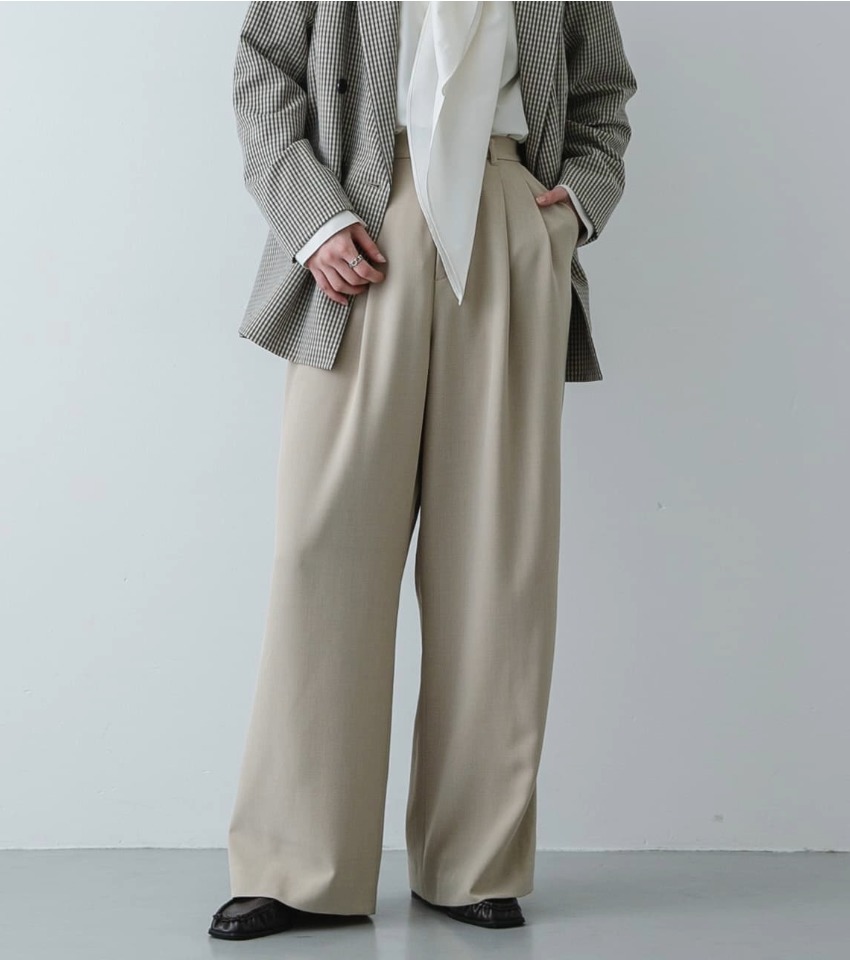 オンもオフも、着回し自在な春のスタメンパンツ