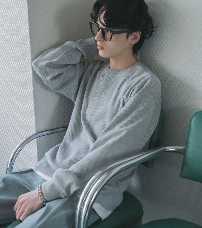 1枚でトレンドとこなれ感を叶える「ヘンリーネックトップス」