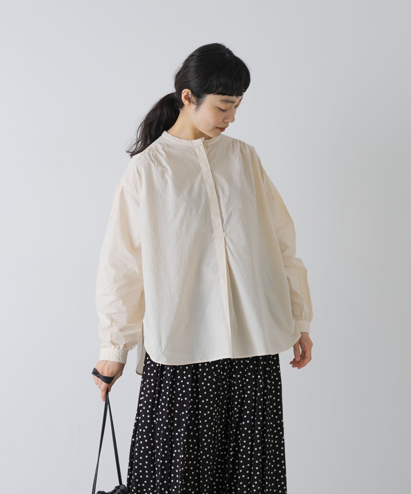 製品染めの風合いが目を惹く 甘さ控えめの大人ブラウス