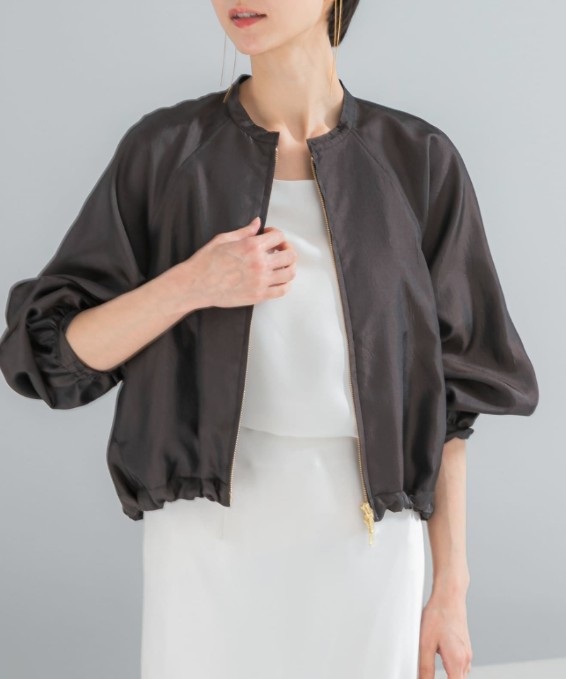 さらりと羽織れる、きれいめ派の軽量ブルゾン