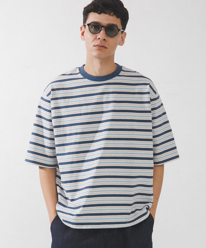 程よい色使いで春夏の着こなしに映えるマルチボーダーTシャツ
